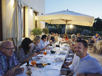 Lauschiges Plätzchen: Auf der schmucken Hotelterrasse ließen sich die Club-Mitglieder das Abendmenü schmecken