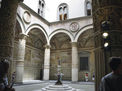 Stilvolle Architektur in Florenz und Insider-Infos zum Weinbau (r.) in der Toskana – Genuss pur für die Club-Mitglieder.