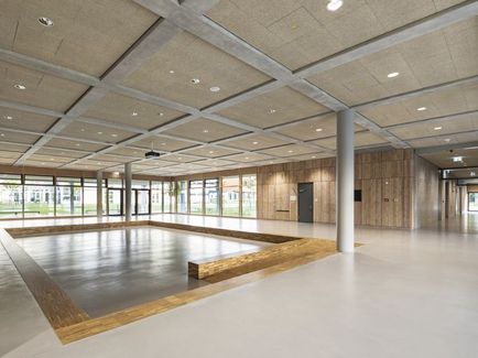 Die ehemals auf mehrere Gebäude verteilten Fachbereiche der Staatlichen Berufsschule Fürstenfeldbruck wurden in einem kompakten Neubau zusammengeführt. Für akustische Qualität sorgen HERADESIGN® superfine-Platten von Knauf Ceiling Solutions.